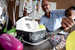 kamasys Geschäftsführer schneidet Torte zum 18. Jubiläum an