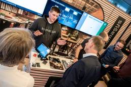 kamasys sales representative in conversation