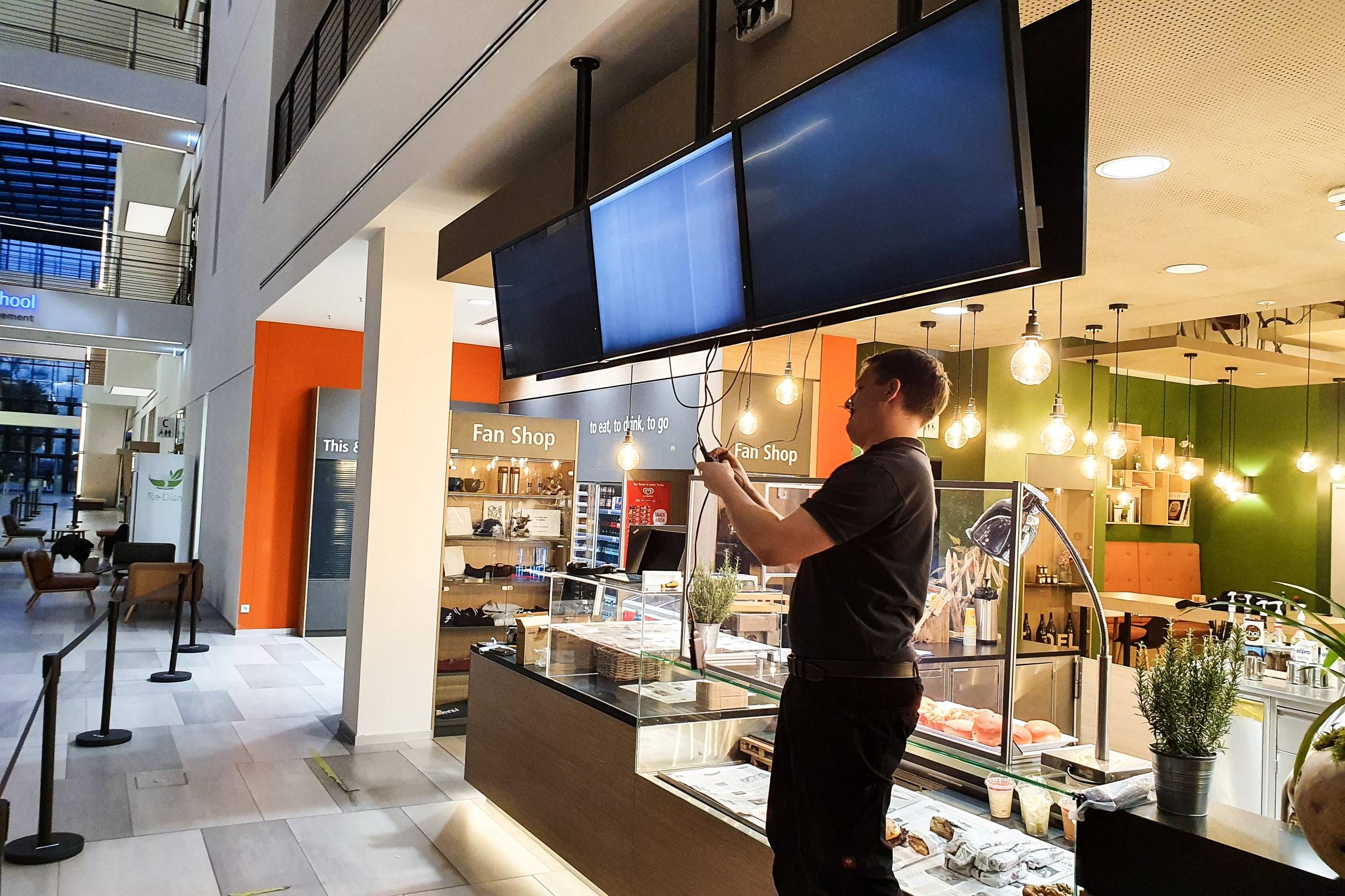 kamasys Servicemitarbeiter beim Anschließen von Digital-Signage-Systemen